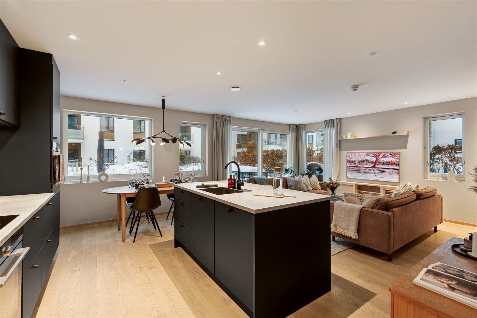 Kjøkkenet ligger i en åpen og sosial løsning mot spisesonen, noe som skaper god flyt mellom matlaging og måltider. Galleribilde