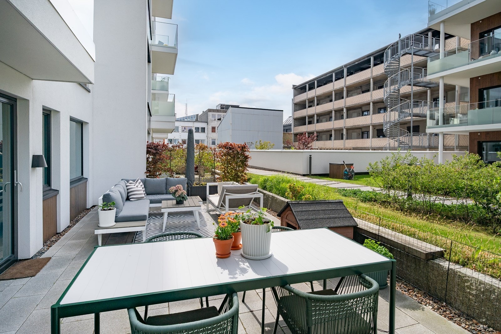 Privat bilde fra selger. Viser uteområde på sommerstid. Galleribilde