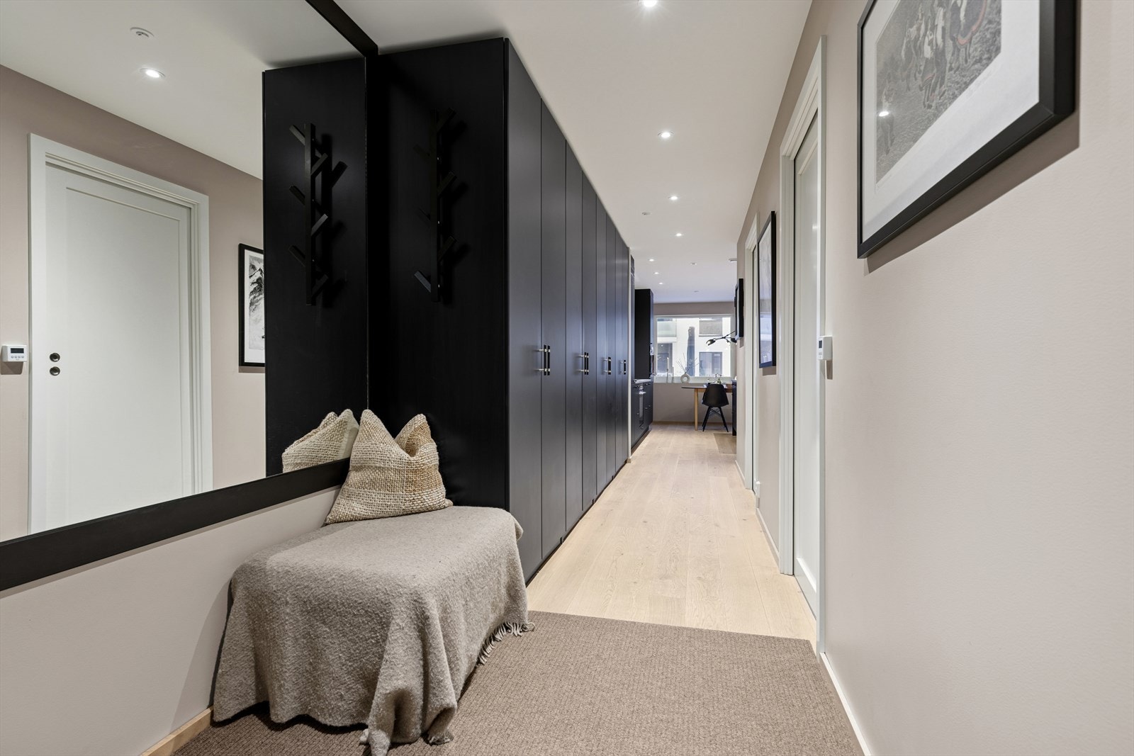 Entréen er innredet med sort garderobeskap som gir god oppbevaringsplass. Galleribilde