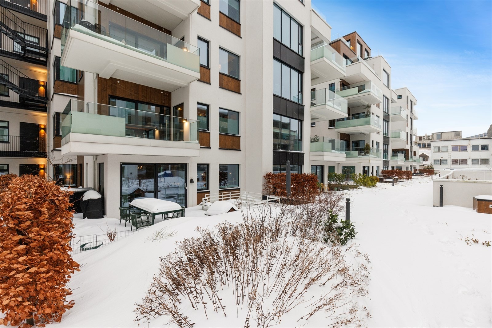 Solrik og hyggelig uteplass på ca. 39 kvm, med god plass til utemøblement. Galleribilde