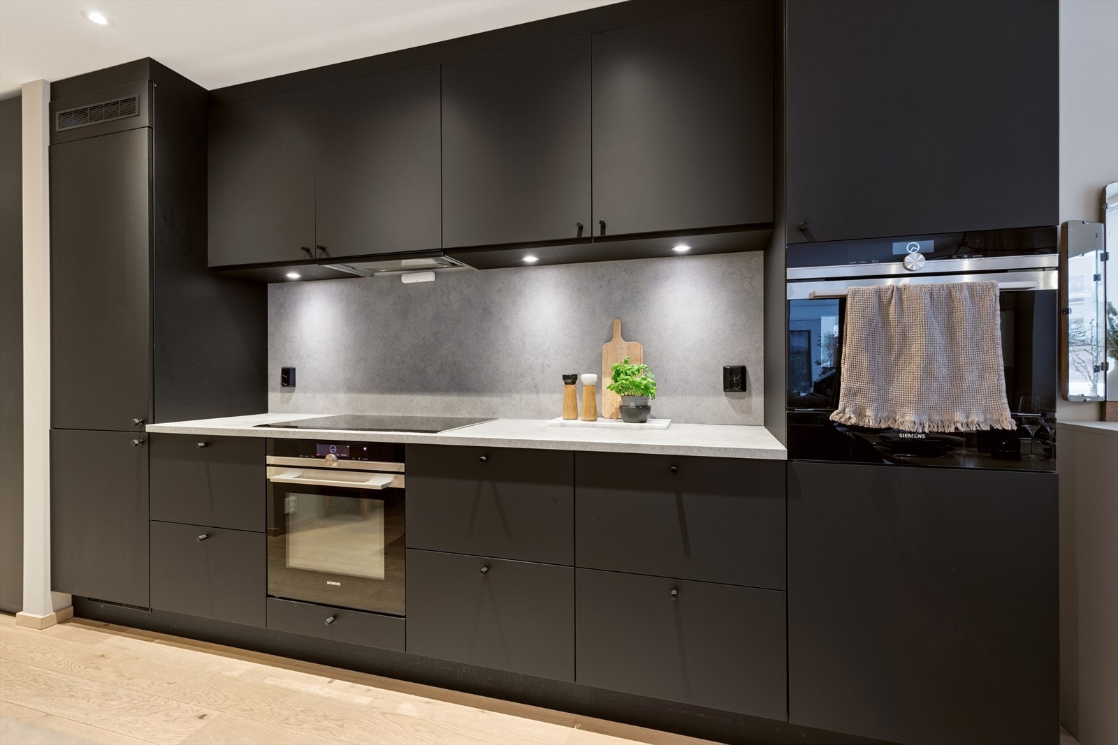 Hvitevarer som stekeovn, platetopp, oppvaskmaskin samt kjøle- og fryseskap er integrert i innredningen. Galleribilde