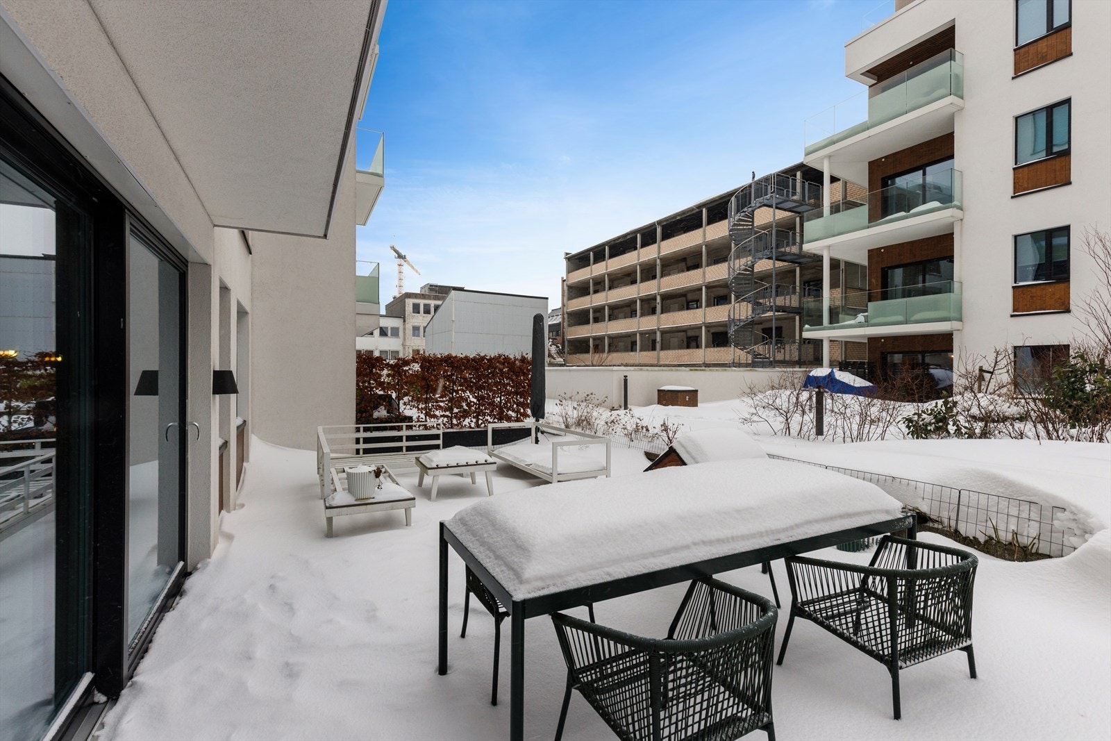 Fra stuen er det utgang til en terrasse på ca. 39 m², som fungerer som en forlengelse av oppholdsrommet på varme sommerdager. Galleribilde