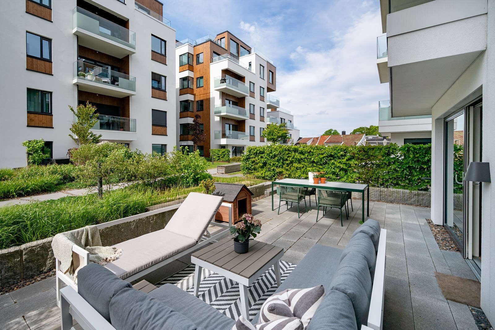 Privat bilde fra selger. Viser uteområde på sommerstid. Galleribilde