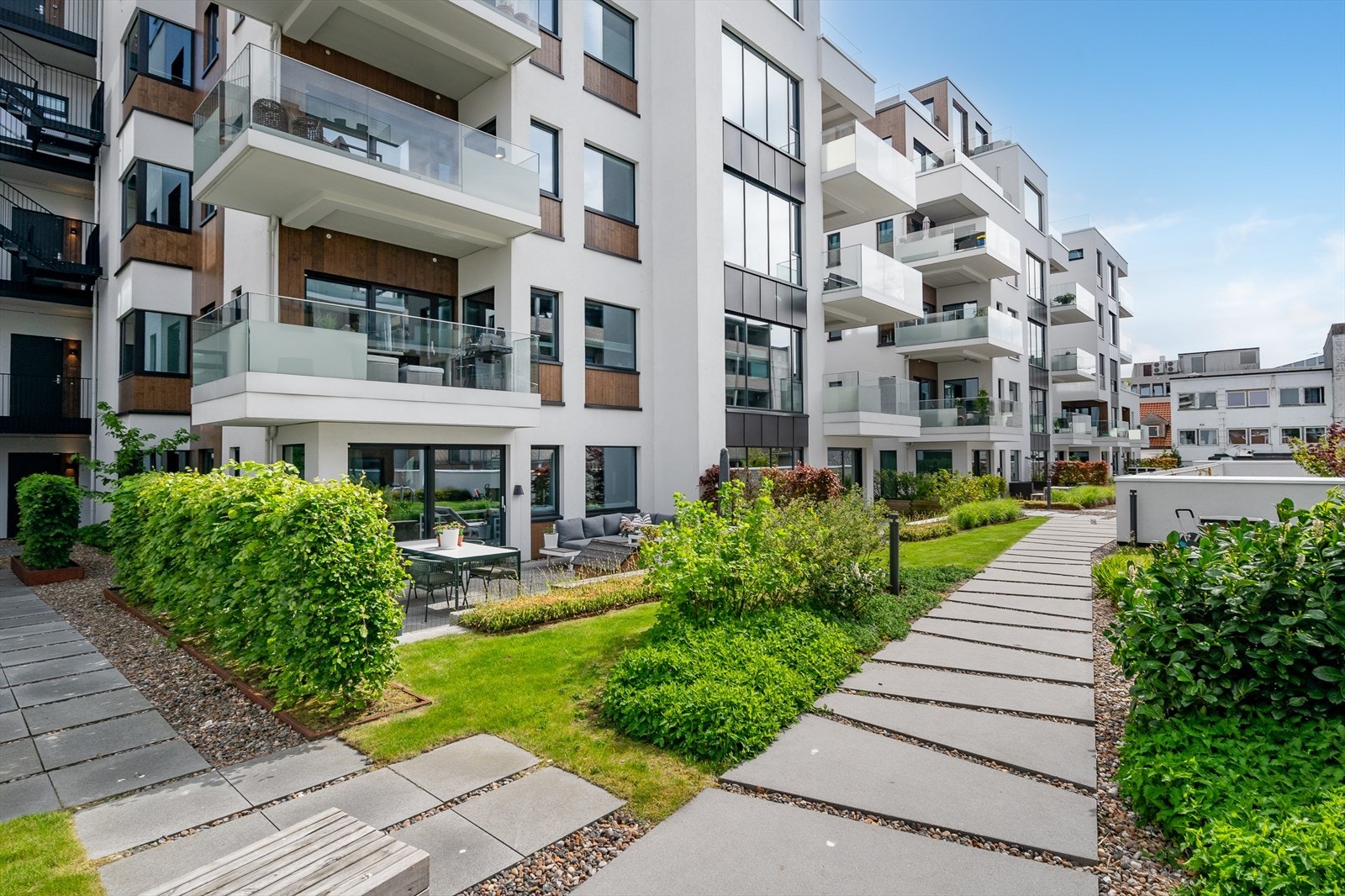 Privat bilde fra selger. Viser uteområde på sommerstid. Galleribilde