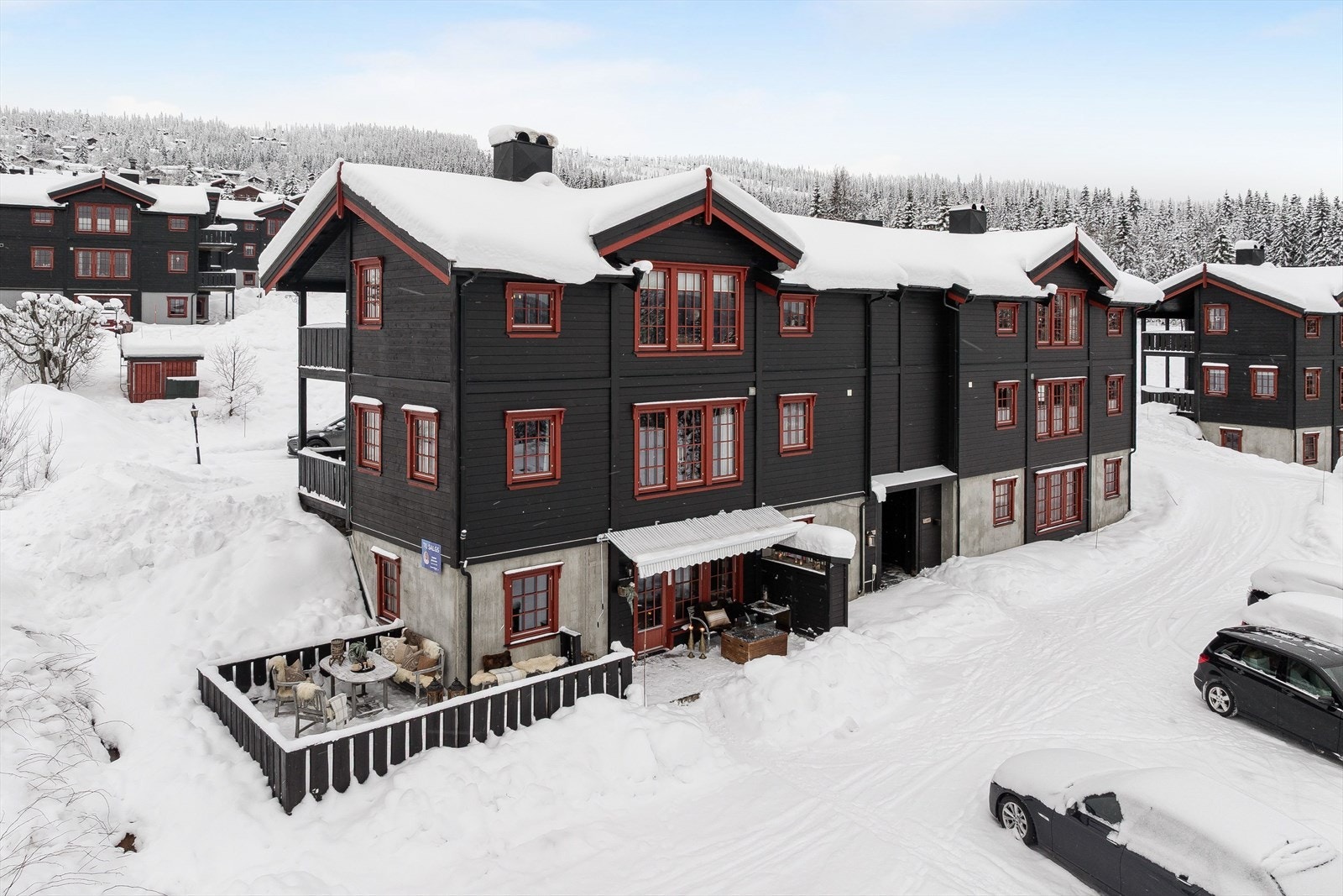 Oversiktsbilde over den solrike og store uteplassen, som benyttes både vinter og sommer. Galleribilde