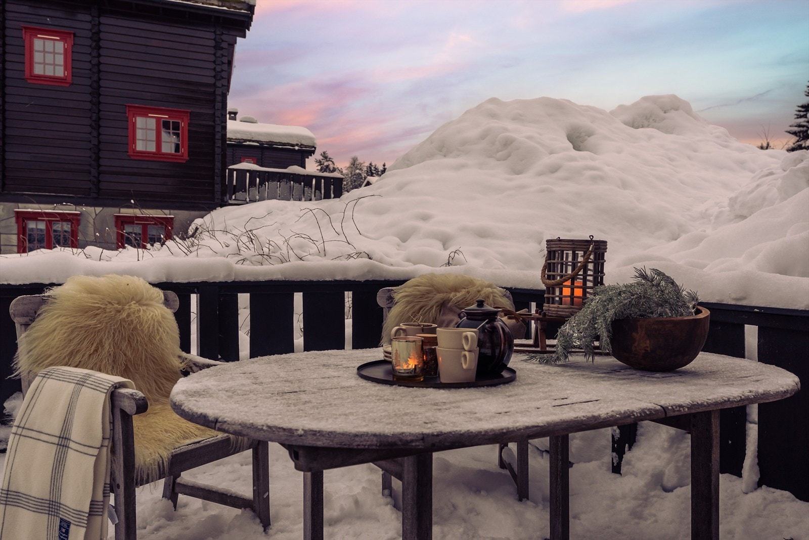 Her har du sol fra ca kl 1300, og til den går ned bak fjellet. Galleribilde