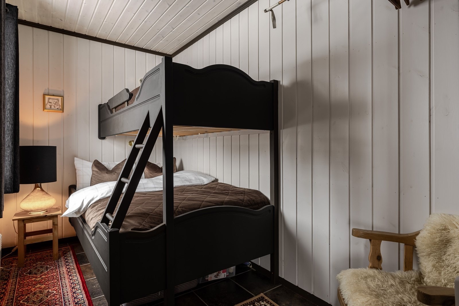 Koselig soverom med plassbygd køyeseng. Galleribilde