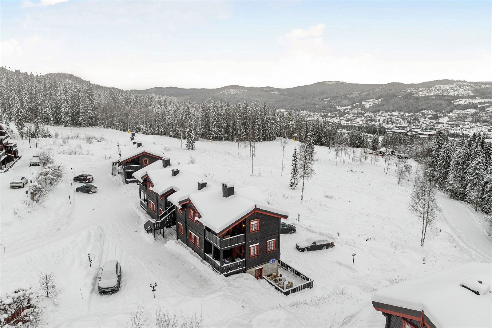Fra leiligheten kan du skli rett ut i alpinbakken eller langrennsløypa, og rett hjem igjen fra bakke 13. Galleribilde