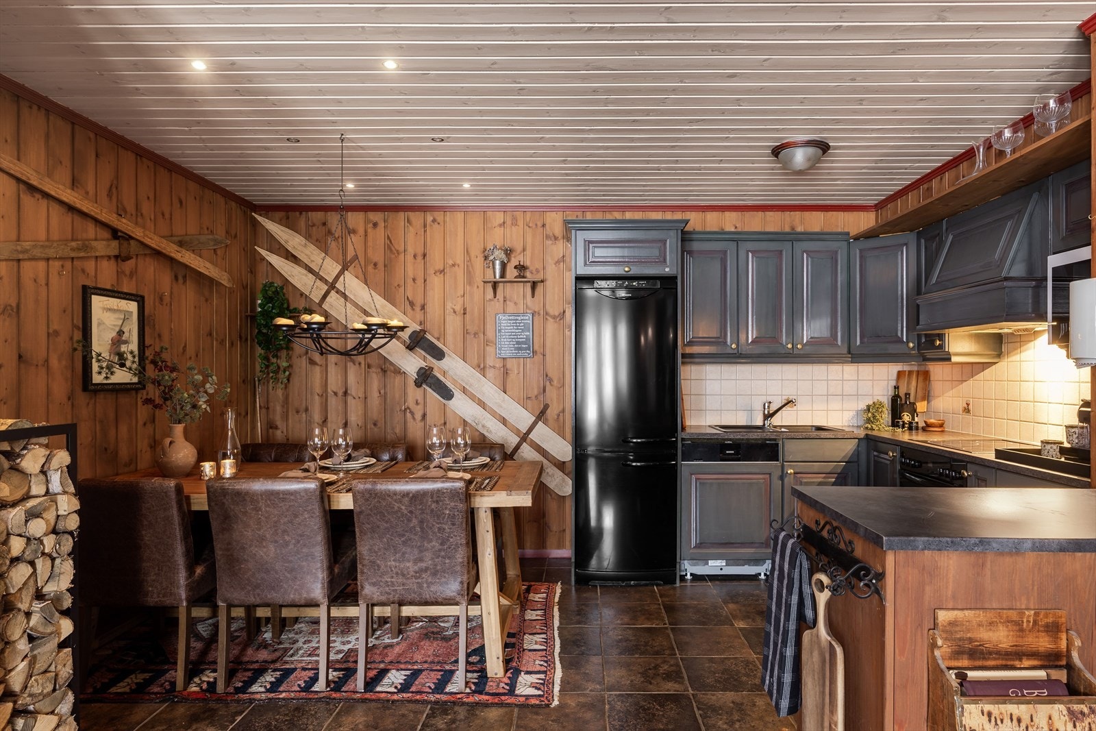 Koselig kjøkken og spiseplass med rustikke detaljer. Perfekt for hyggelige måltider og samvær. Galleribilde