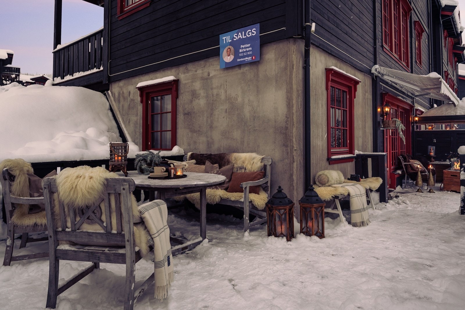 Stort uteområde med plass til flere sosiale soner. Perfekt for vinter- og sommerhygge. Galleribilde