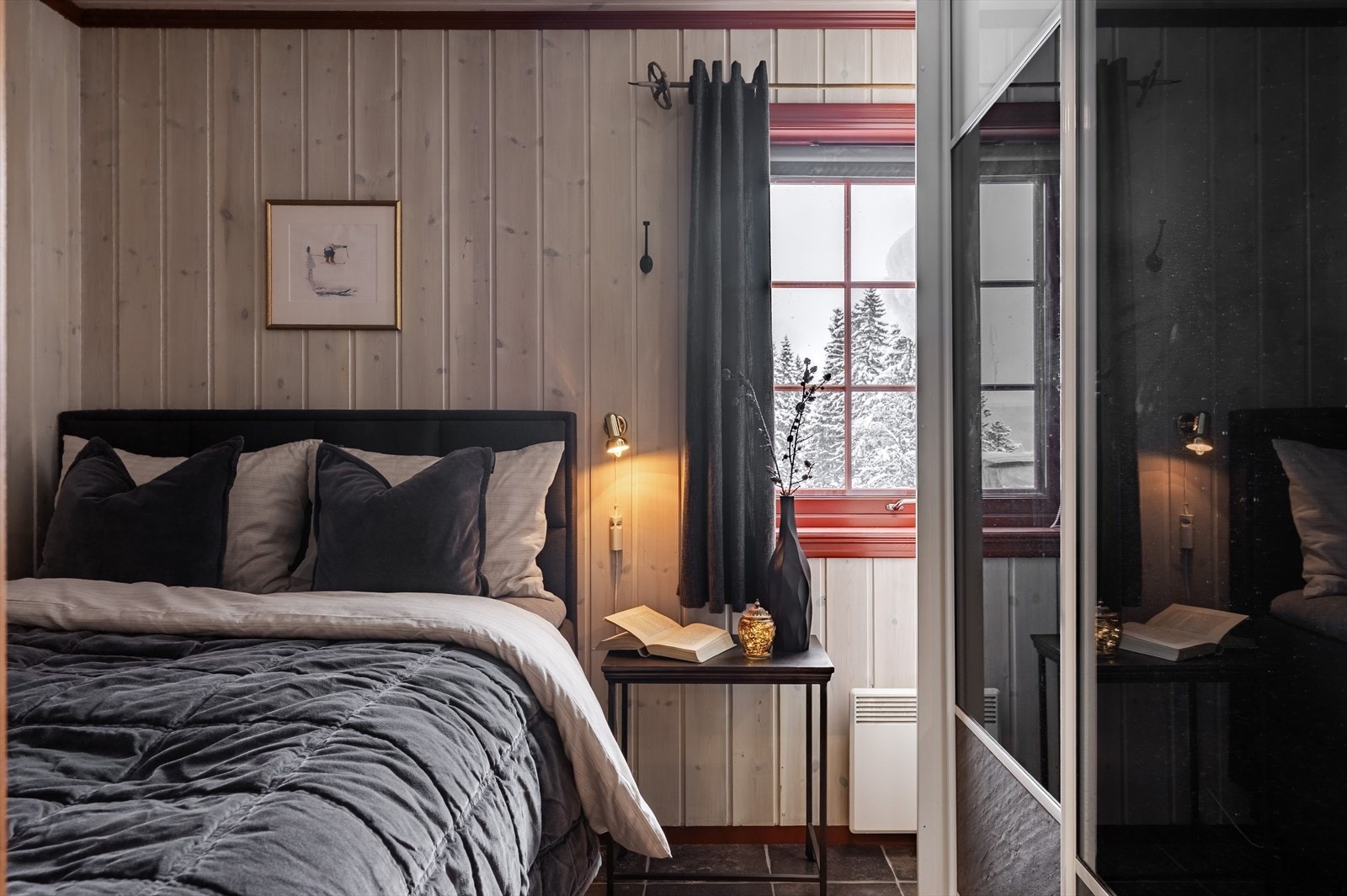 Koselig soverom med vinduer med flott utsikt mot alpinbakken og dalen. Galleribilde