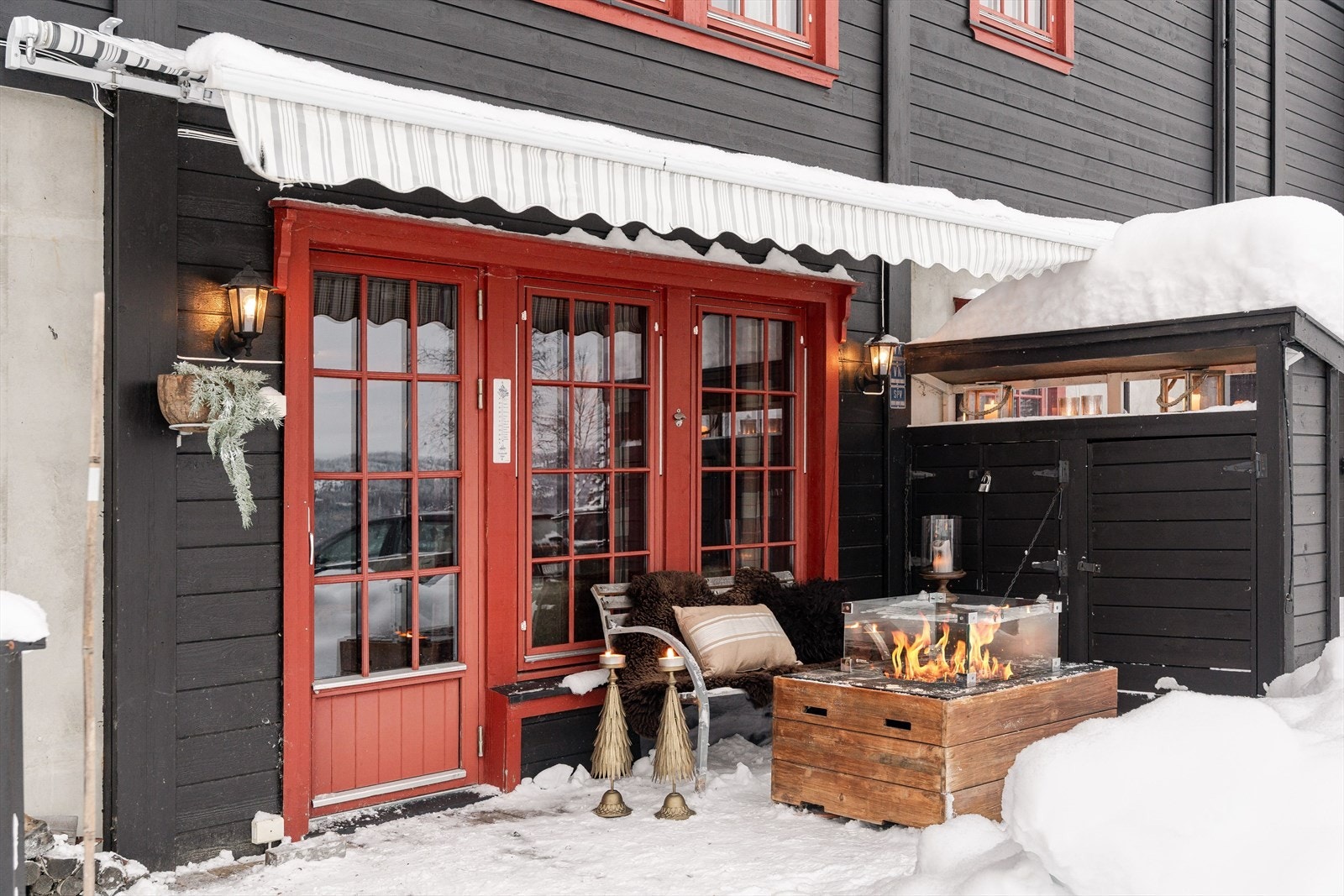 Her kan du rulle ut markisen og sitte lunt og godt foran peisen. Galleribilde