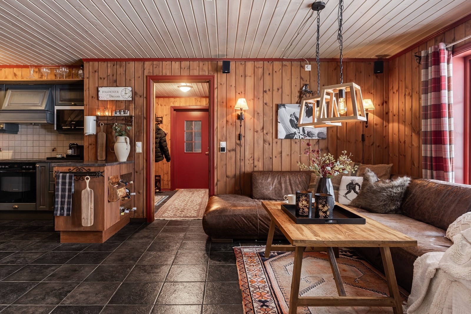 Koselig stue med varm atmosfære og flotte detaljer. Perfekt for avslapning etter en dag ute. Galleribilde