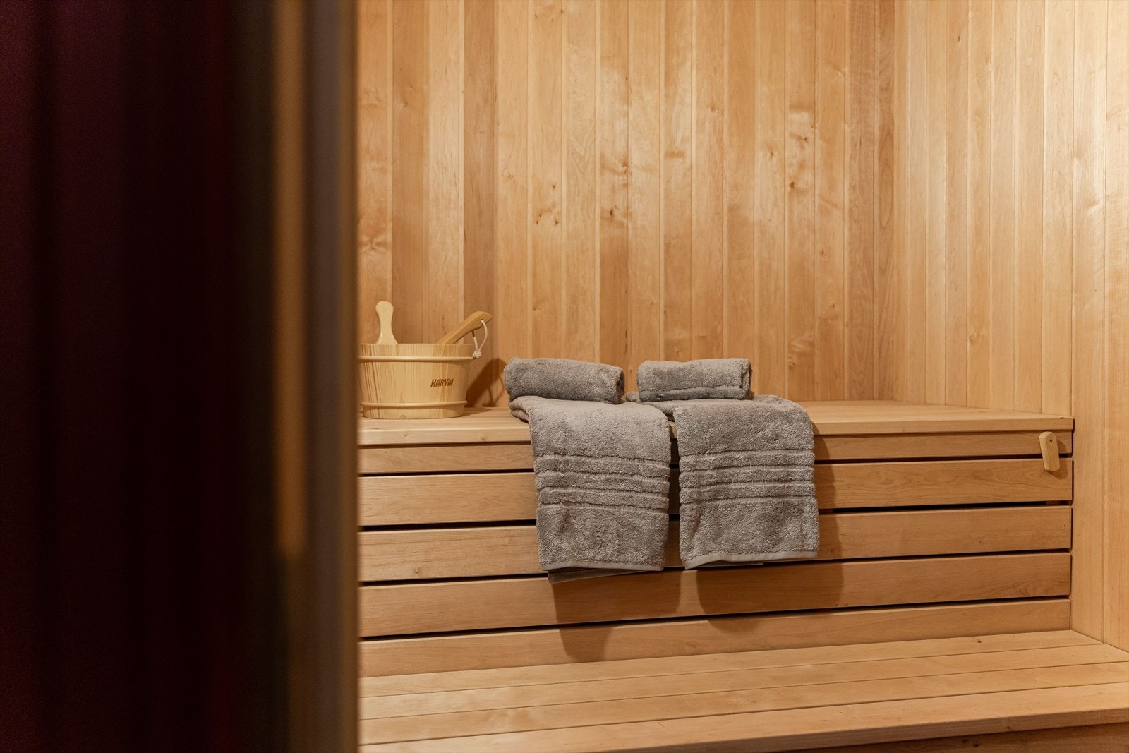 Nyoppusset badstue med Nydelig panel, tak og vegger i Svartor. Galleribilde