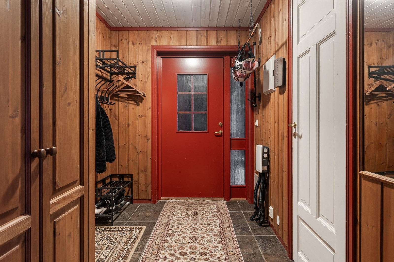 Romslig entré med god plass til yttertøy. Galleribilde