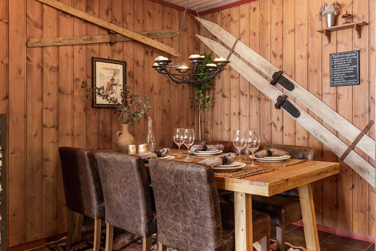 Spisestuestolene er trukket i samme skinn som sofaen. Galleribilde