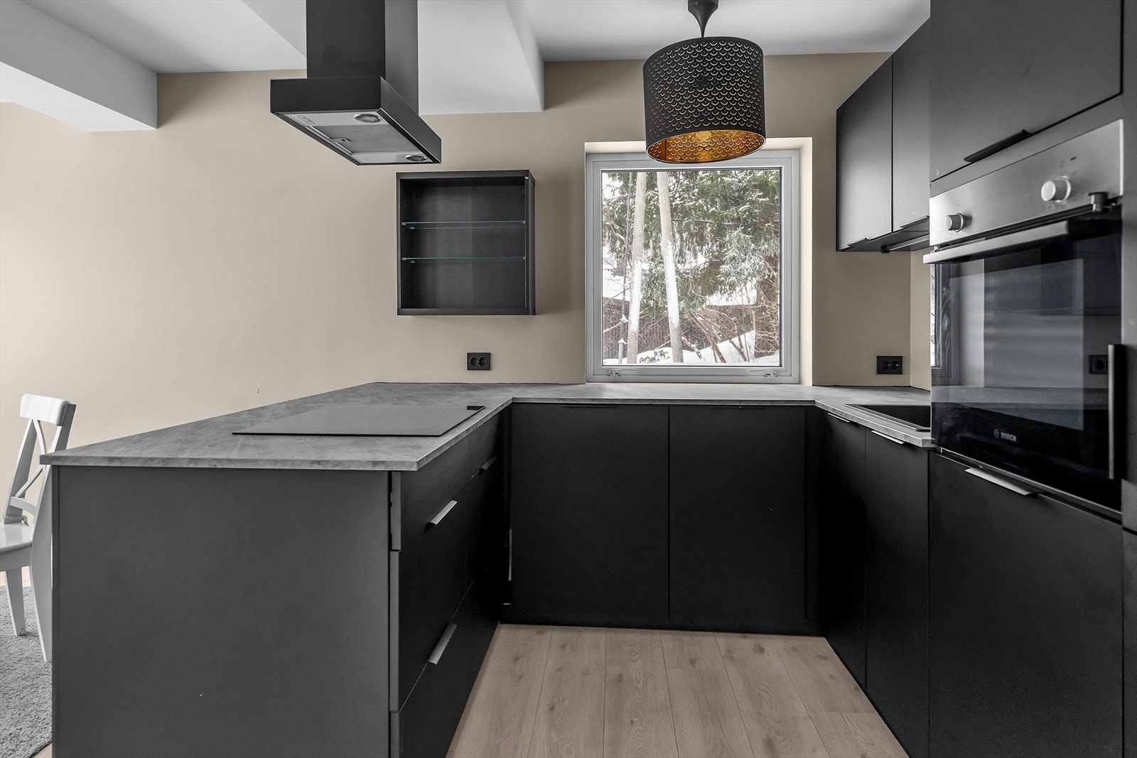 Integrerte hvitevarer består komfyr, platetopp, kjøleskap og oppvaskmaskin Galleribilde