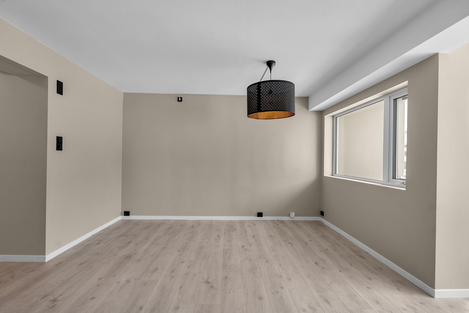 Alt av overflater er malt i moderne, lyse farger som harmonerer godt med hverandre Galleribilde