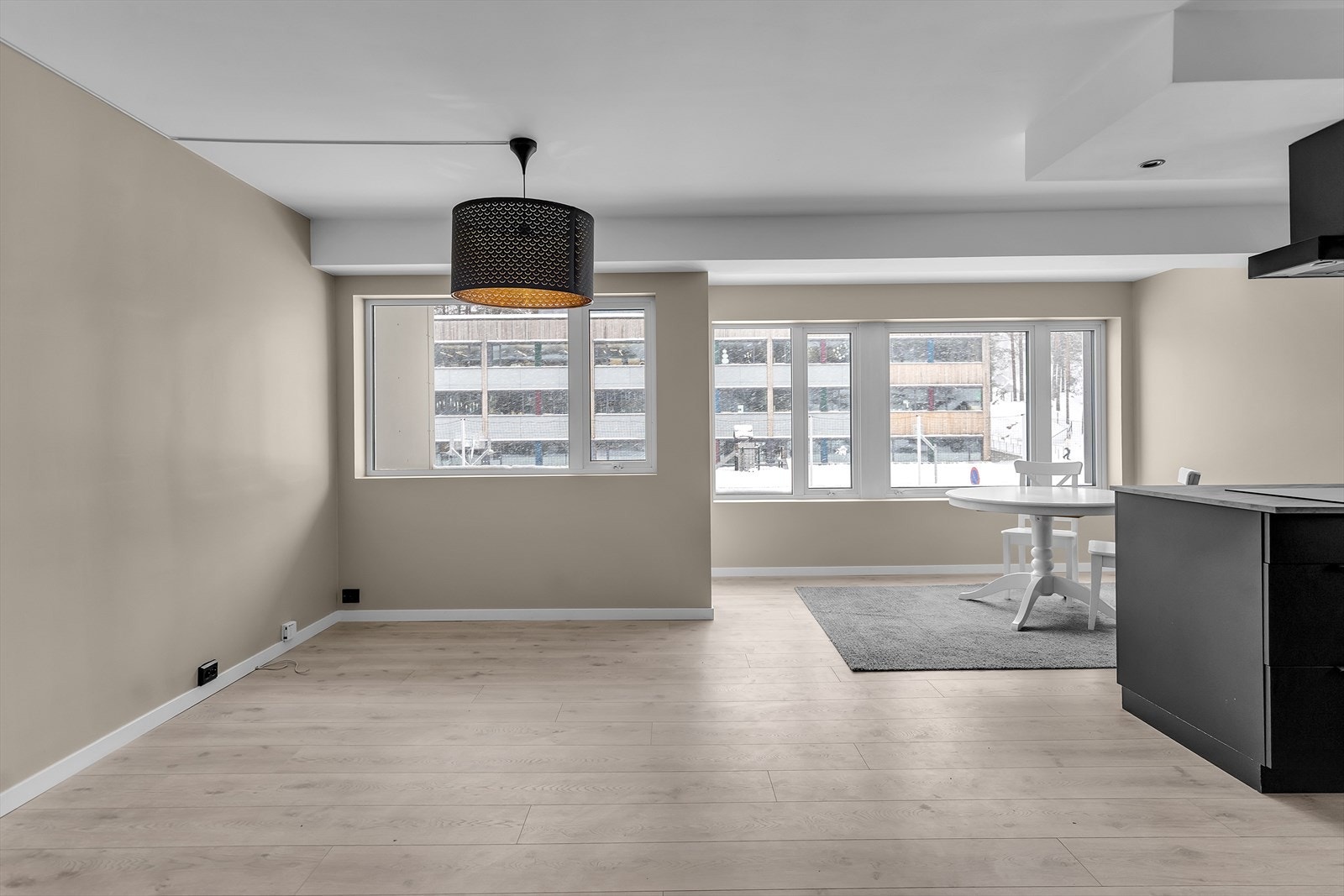 Åpen stue- og kjøkkenløsning med muligheter til å innrede i ulike soner Galleribilde