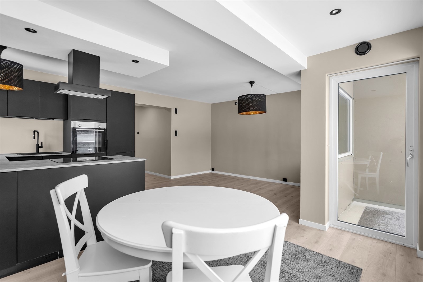 Fra stue er det adkomst til solrik balkong Galleribilde