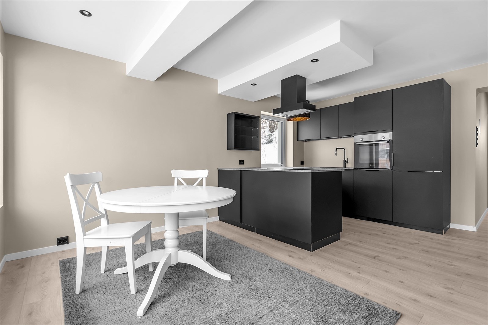 Alt av elektrisk er i følge selger byttet. Nye spotter, sikringer, stikkontakter, bryter m.m. Galleribilde