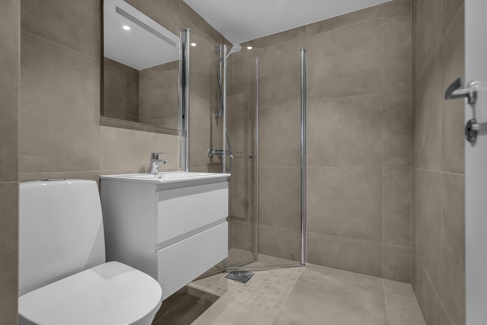 Hele leiligheten ble oppusset i 2025/2026 og har ikke blitt brukt siden oppussing - Oppleves som helt ny! Galleribilde