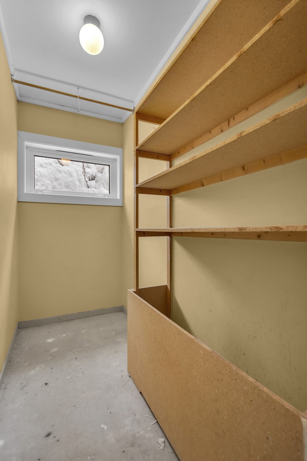 Følger med bod til leiligheten. Grei størrelse med gode oppbevaringsmuligheter Galleribilde