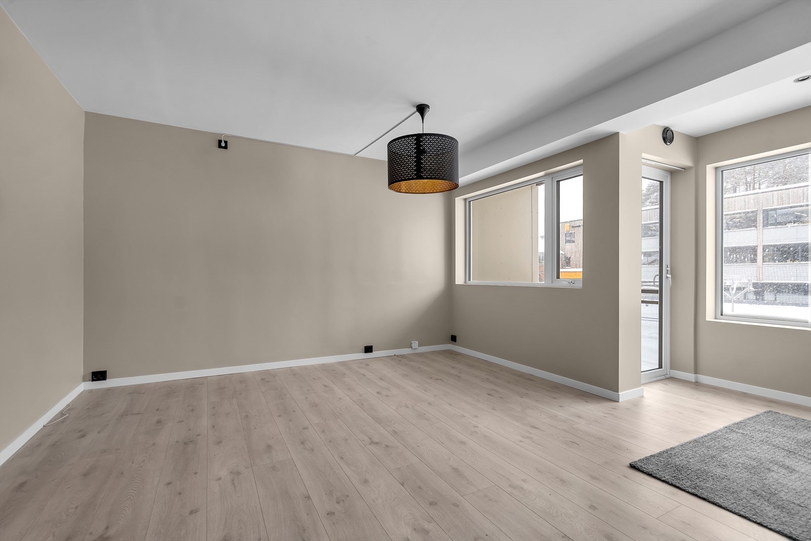 Stuen har en praktisk planløsning som gjøre det enkelt å møblere Galleribilde