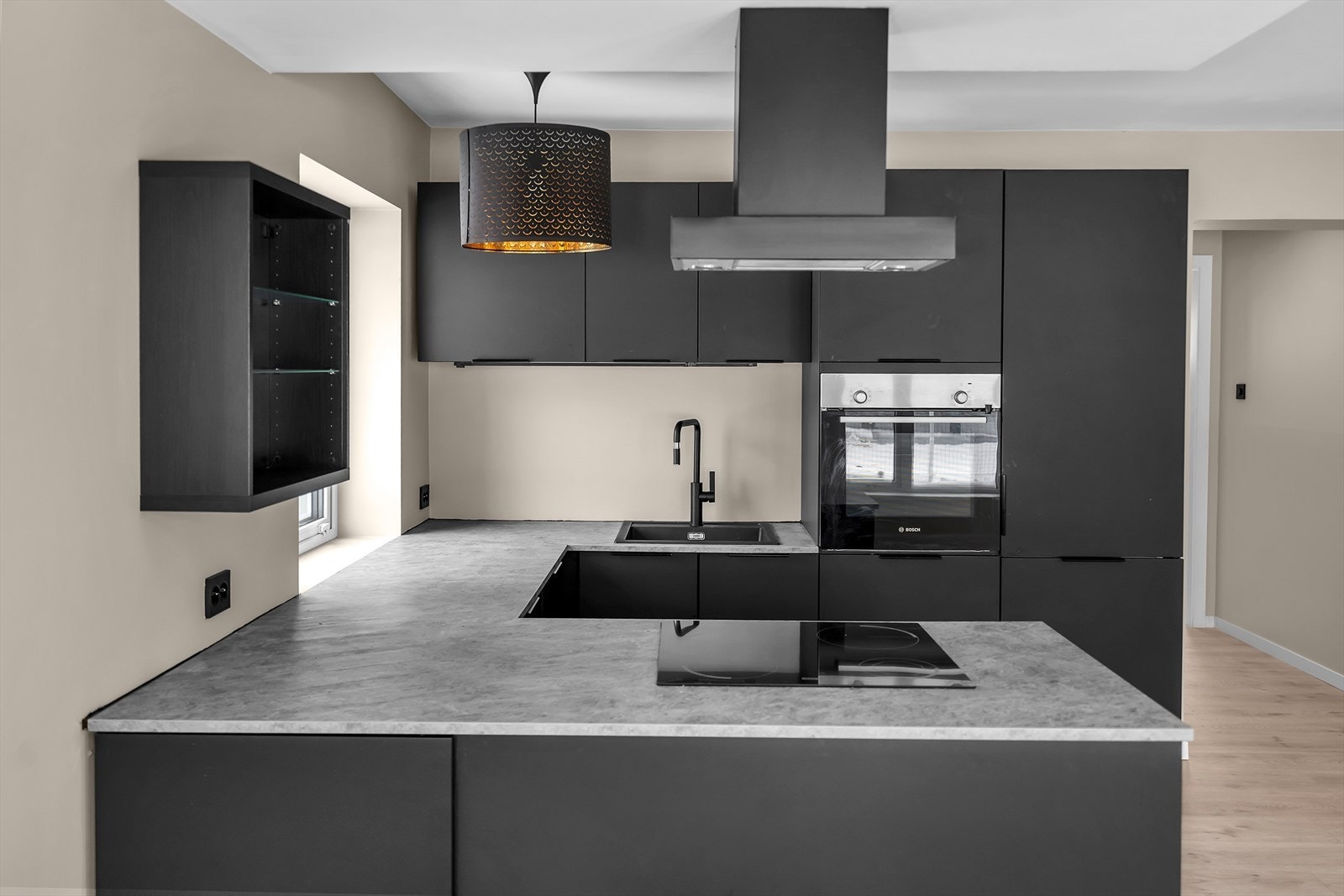 Kjøkkeninnredning i sorte, slette flater med benkeplate av laminat Galleribilde