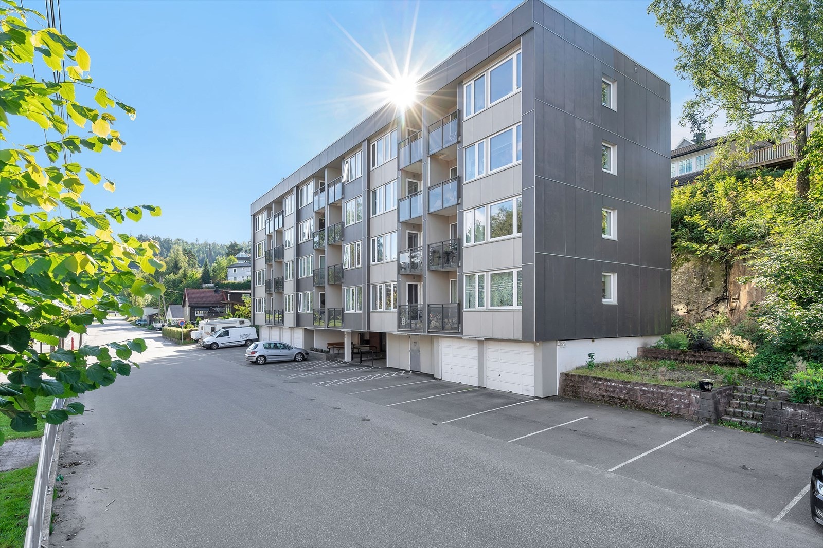 Fasade - Mulighet for å parkere med bil utenfor leiligheten Galleribilde