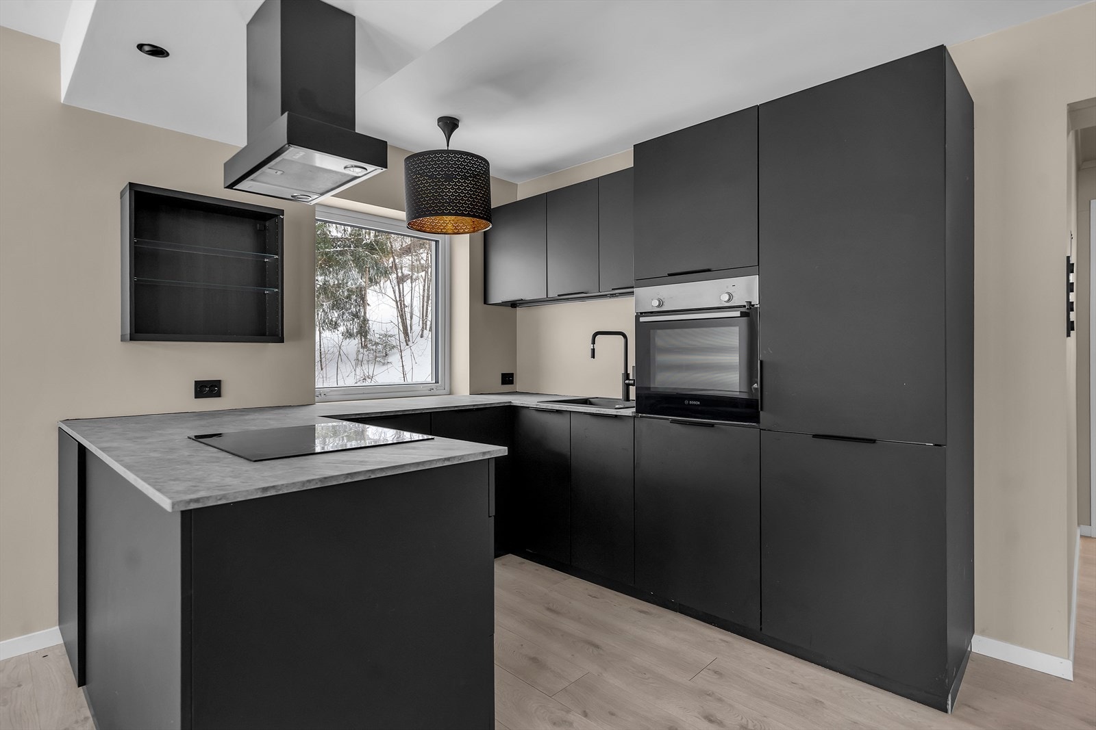 En nyoppusset 2-roms med balkong - Moderne, flislagt bad og stilrent kjøkken - Perfekt førstegangskjøp Galleribilde