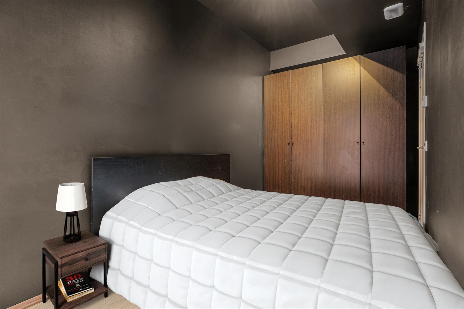 Det er god plass til en dobbeltseng med tilhørende møblement. Soverommet har godt med lagringsplass i store garderobeskap. Galleribilde