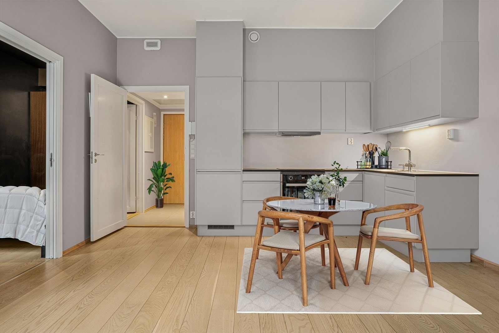 En lys og nyere 2-roms leilighet fra 2020 beliggende i byggets 3. etasje. Bildene er delvis digitalt møblert. Galleribilde