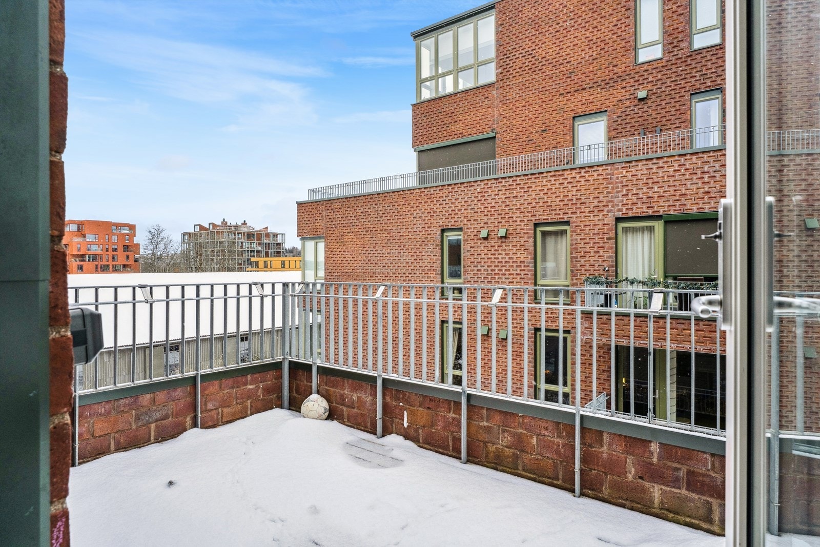 På balkongen er det god plass til noe trivelig utemøblement og grill. Her kan fine dager og kvelder nytes. Galleribilde