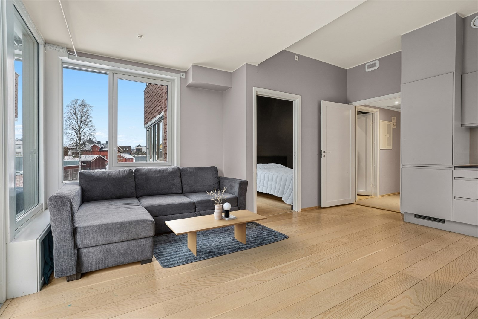 Stuen ligger i en åpen løsning til det lyse kjøkkenet. Galleribilde