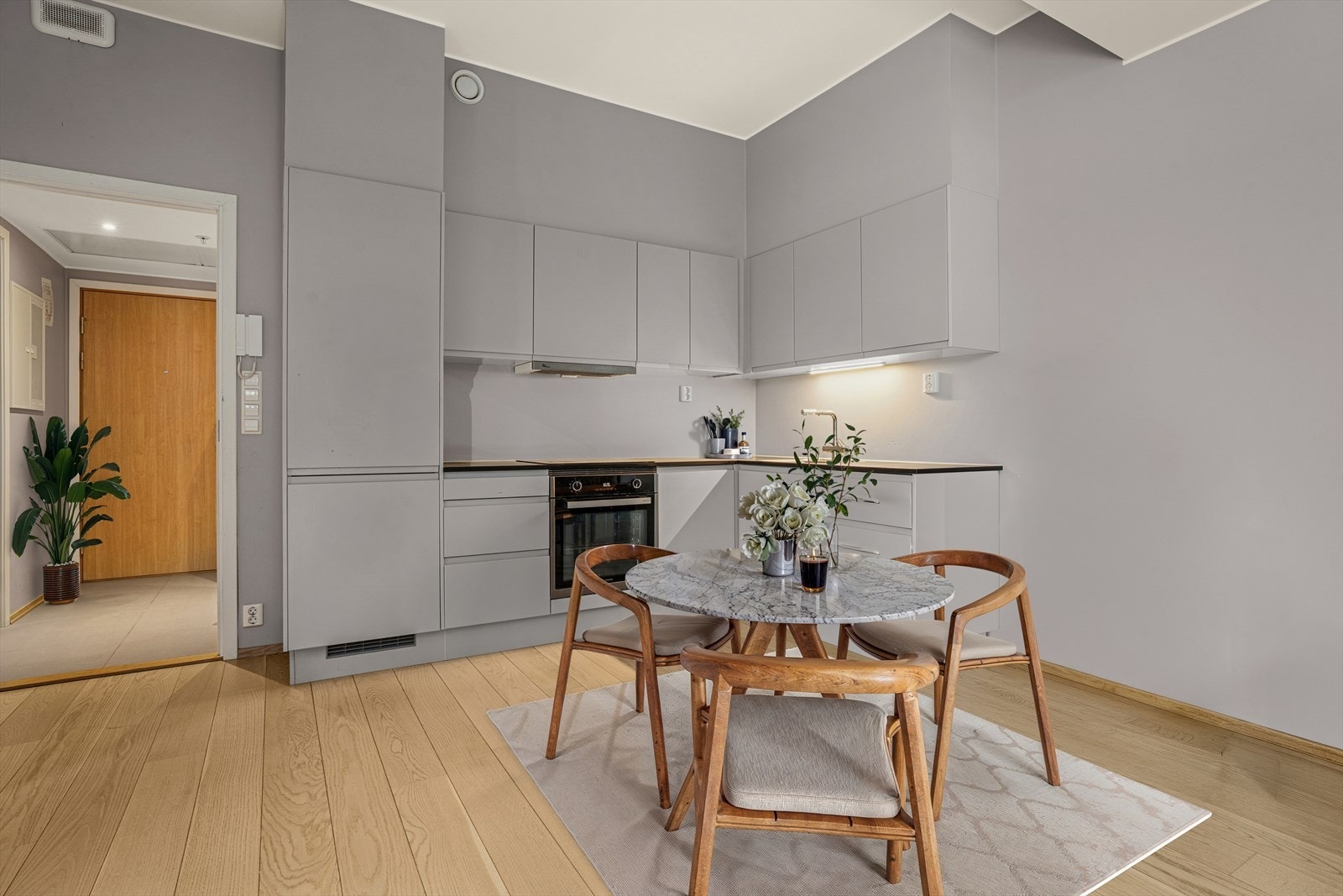 Boligens kjøkken er lyst og fint! Kjøkkenet har innredning med glatte fronter og integrerte håndtak. Det er integrerte hvitevarer som kjøl/fryseskap, oppvaskmaskin og stekeovn. Det er rikelig med skap og benkeplass. Bildene er delvis digitalt møblert. Galleribilde