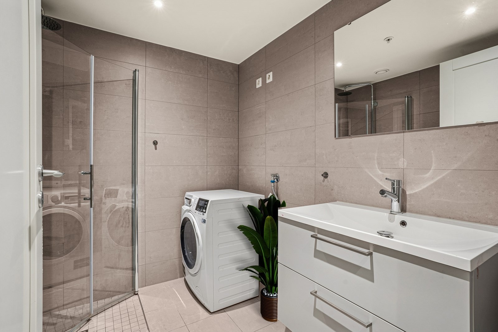 Badet er pent! Det er flislagt fra byggeår med varmekabler i gulv. Galleribilde