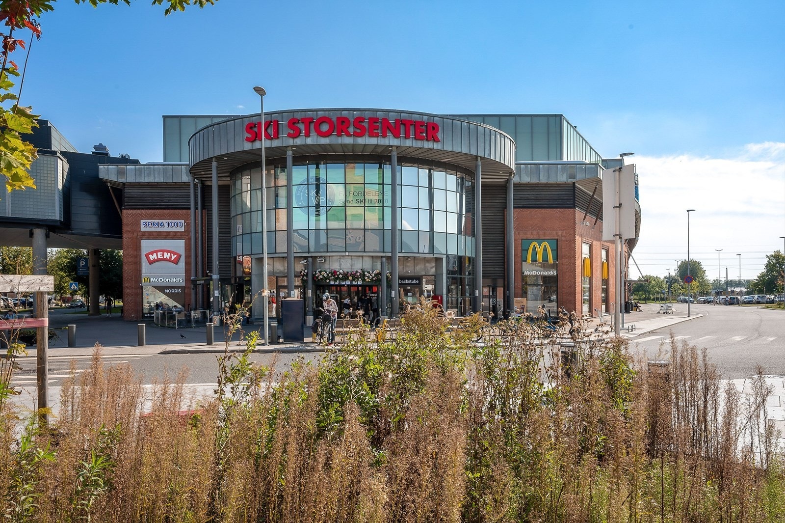 Ski storsenter ligger kun en kort spasertur unna og byr på rundt 145 butikker, spisesteder, kino, bibliotek, bowling, legesenter og mye mer. Galleribilde