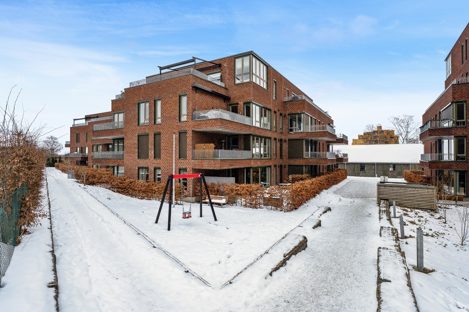 Magasinparken ligger i et stille og attraktivt område i Ski, med behagelig gangavstand til sentrum og alle byens fasiliteter. Her bor man tilbaketrukket i et rolig nabolag, samtidig som man har kort vei til alt man trenger i hverdagen. Galleribilde