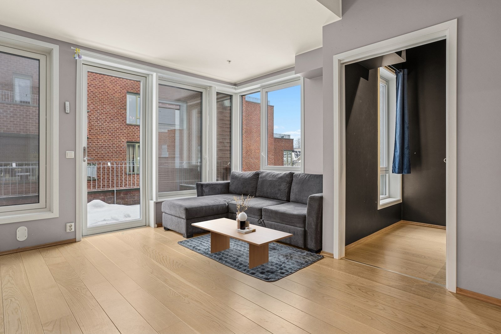 Stuen er lys og fin med god plass til sofa, tilhørende møblement og TV. Det er store vindusflater som slipper inn rikelig med naturlig lys. Galleribilde