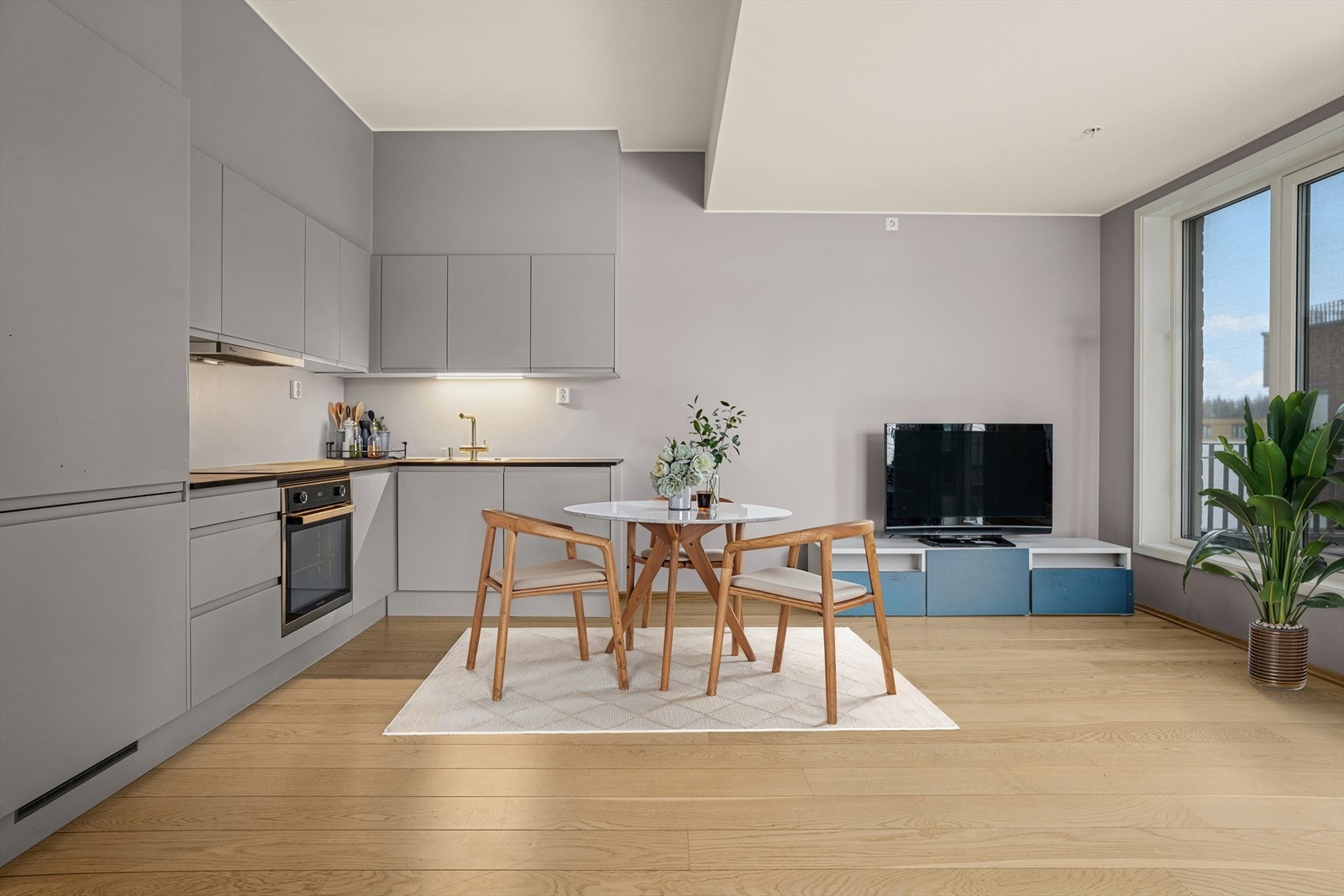 Kjøkkenet har en åpen løsning mot stue, hvor det er plass til spisegruppe. Galleribilde