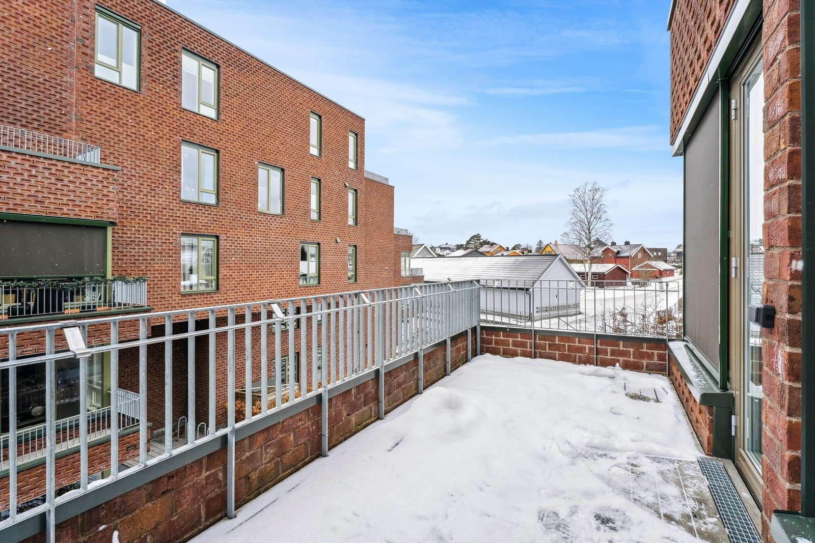 Balkongen er på ca. 11 kvm og er av god størrelse. Galleribilde