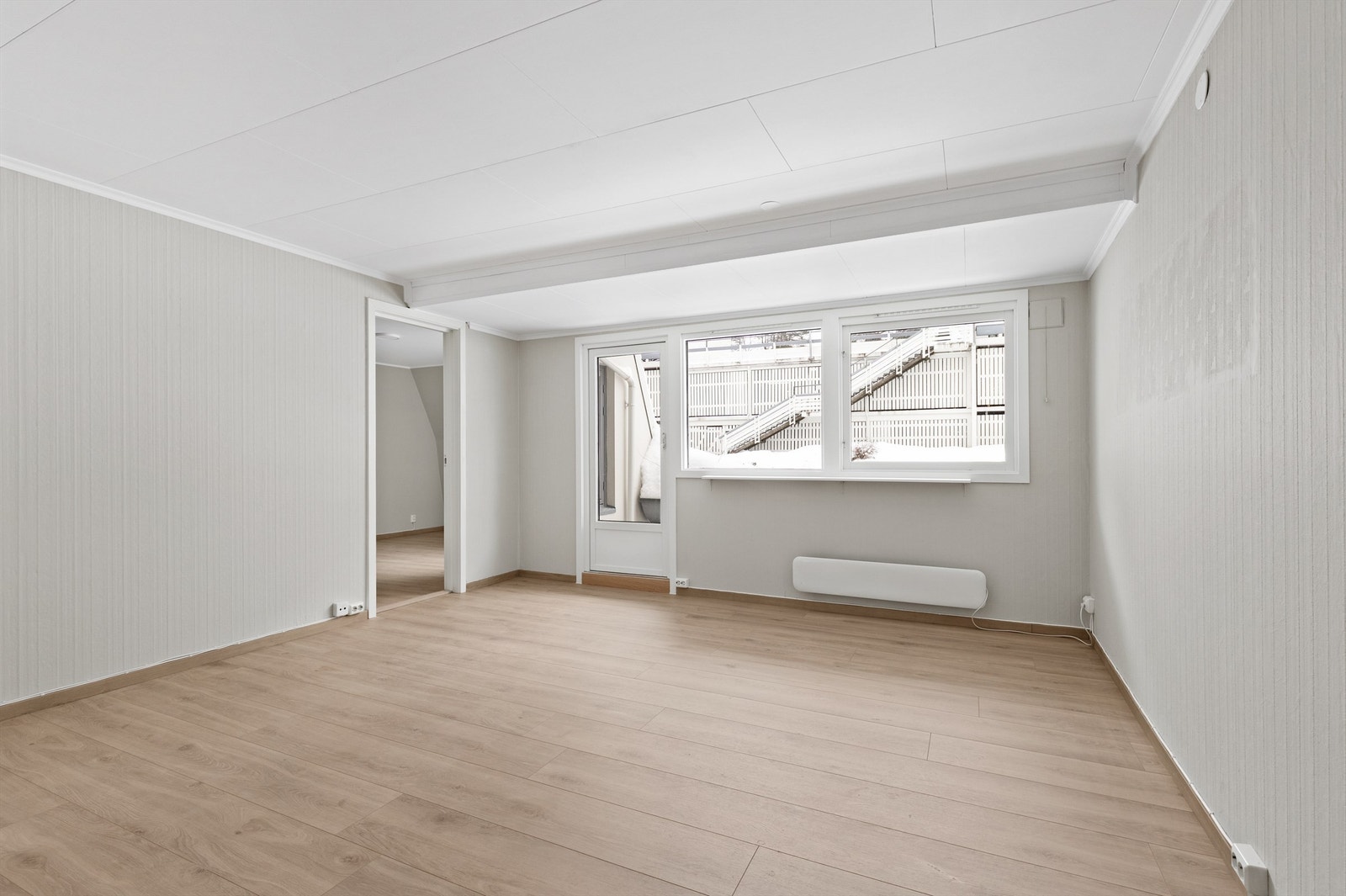 Stuen er av god størrelse med plass til sofa, salongbord og TV-seksjon om ønskelig. Galleribilde