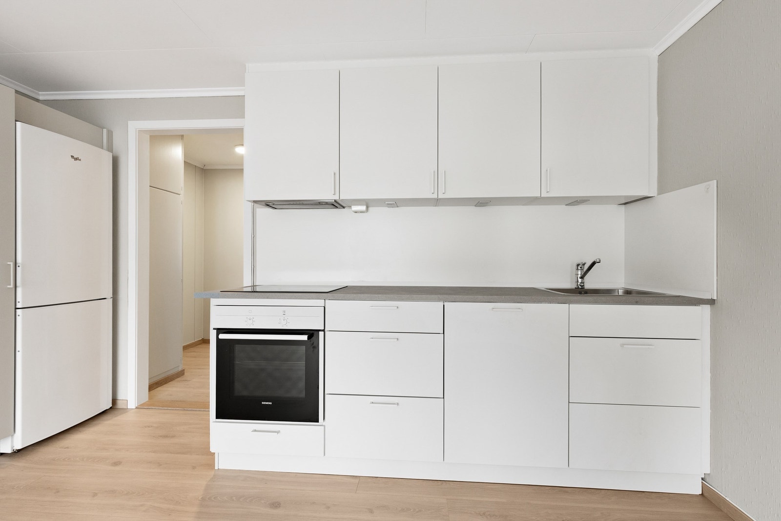 Av hvitevarer er det integrert platetopp, stekeovn og oppvaskmaskin. Kullfilterventilator over kokeplass. Galleribilde