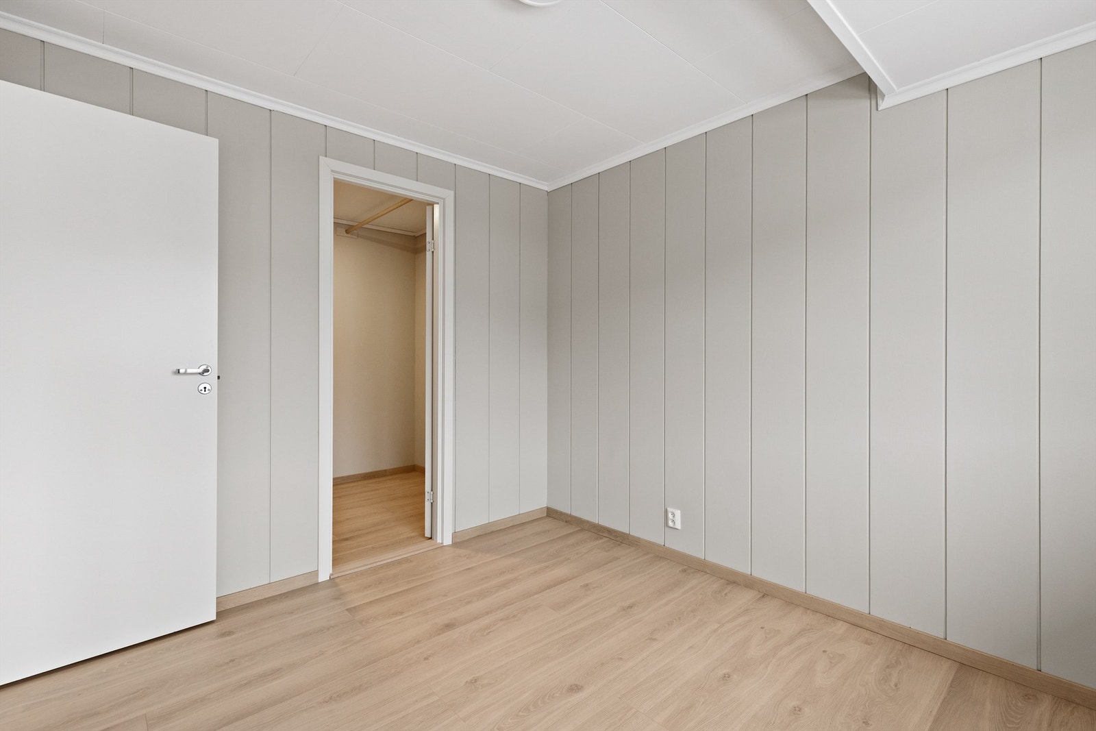 Soverommet hr direkte inngang til en bod, som er perfekt for oppbevaring og mulighet for å skape sin drømmegarderobe i en walk-in. Galleribilde