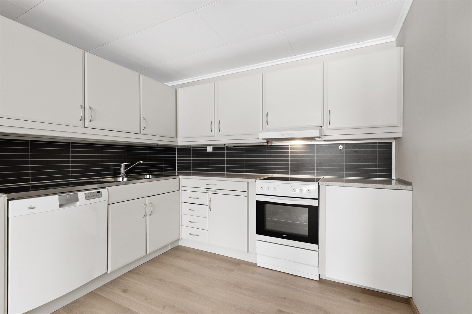 Av integrerte hvitevarer er det platetopp, stekeovn og oppvaskmaskin. Komfyrvakt og waterguard er montert. Galleribilde