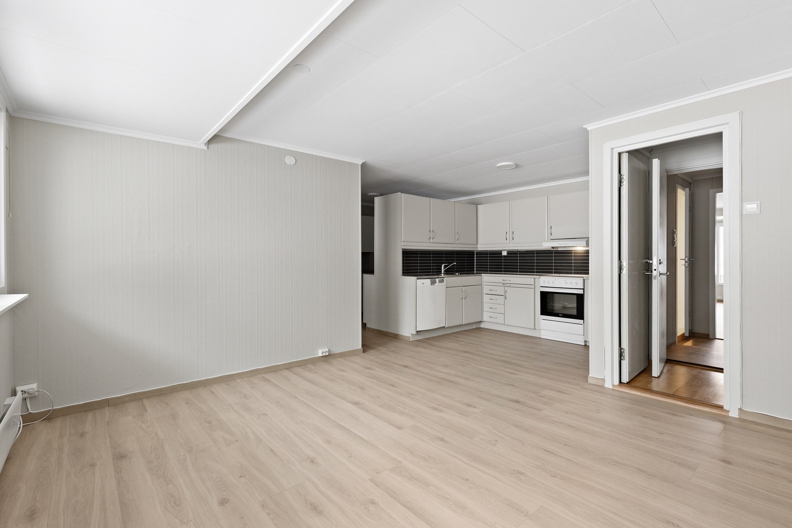 Kjøkkeninnredningen er med glatte fronter og laminat benkeplate med nedfelt vaskekum. Galleribilde