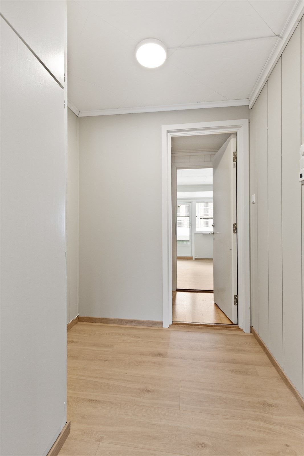 Fra entréen kommer man inn til en romslig gang som videre fører inn til boligens andre enhet- en 2-roms. Galleribilde