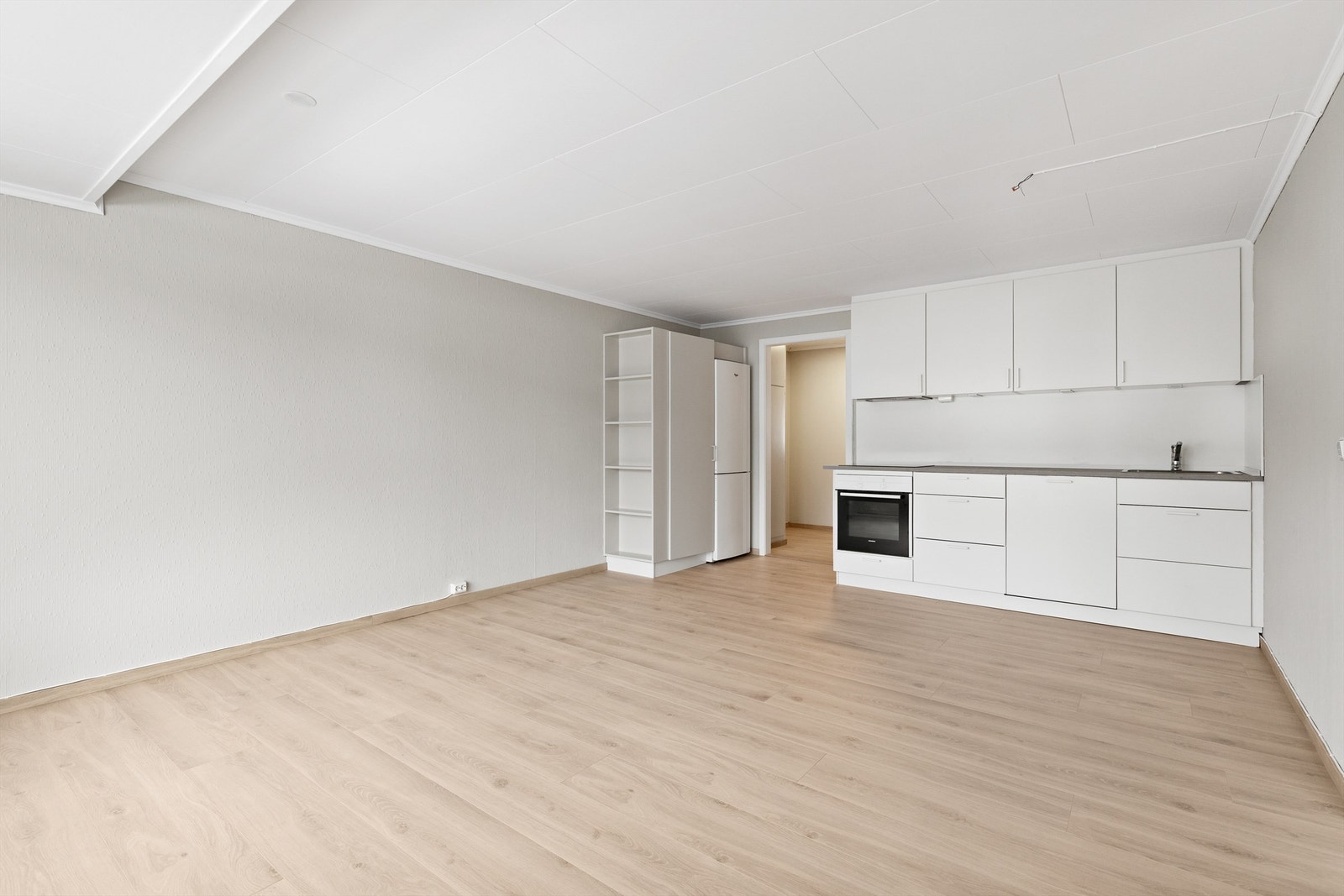 Kjøkkenet er holdt i en åpen løsning mot stuen. Galleribilde