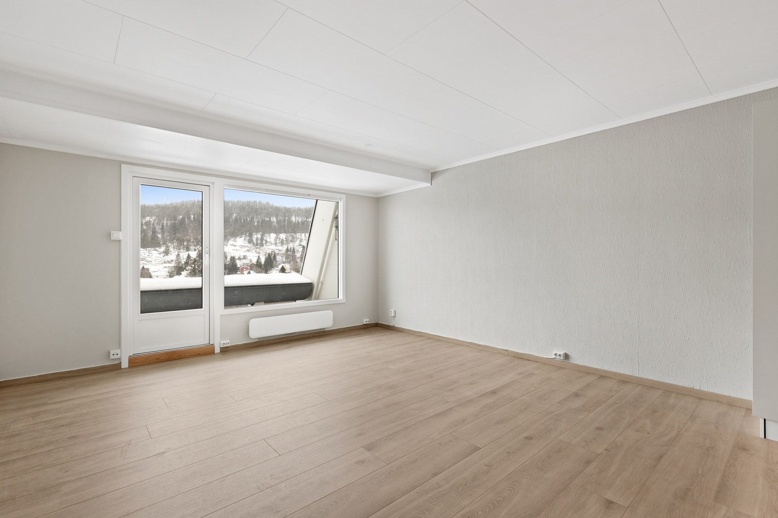 Stuen er av god størrelse med plass til sofa, salongbord og TV-seksjon. Galleribilde